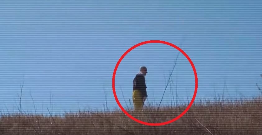 Клоун ходил по полю с тяжелым предметом в руках