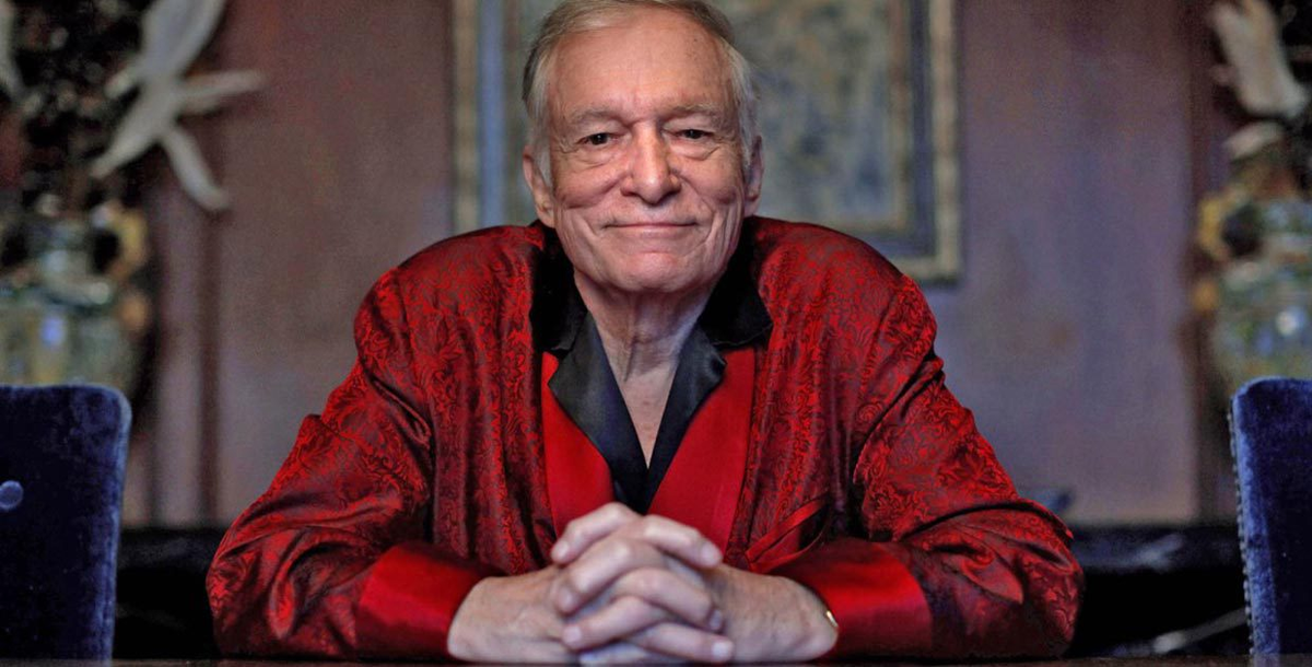 
Хью Марстон Хефнер родился 9 апреля 1926 года в Чикаго. Глен и Грейс Хефнер, родители мальчика, будучи прямыми потомками Уильяма Брэдфорда и Джона Уинтропа – патриархов пуританской церкви, славились своим консерватизмом. Они воспитывали Хью и его младшего брата Кейта в строгости: детям запрещалось не только пить и курить, но и ходить в кино, а воскресные богослужения были обязательными. Воспитание сыграло важную роль в жизни Хефнера, но вряд ли родители желали мальчику судьбы основоположника сексуальной революции. 