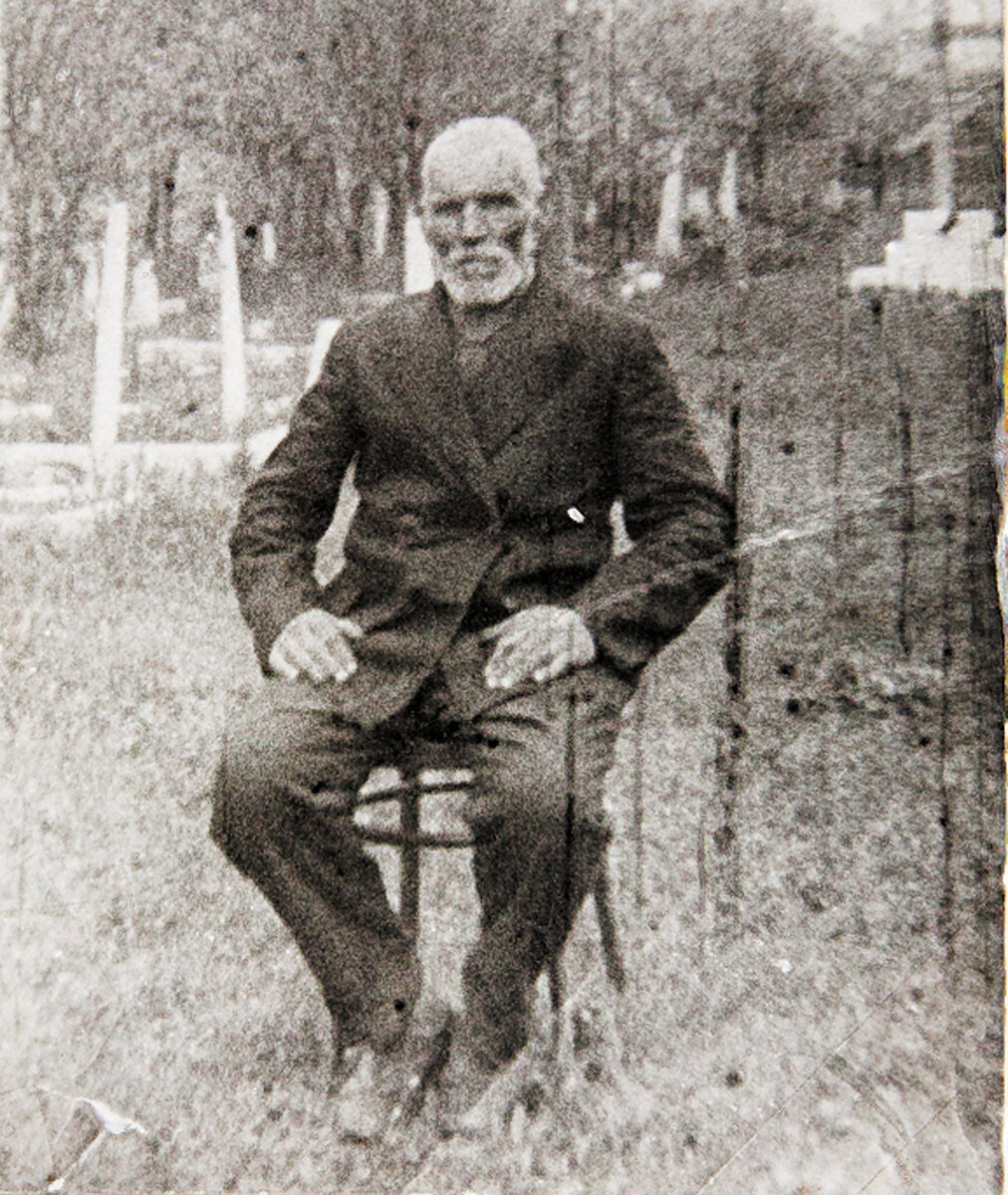 Мефодий Ярославский в послевоенные годы на основанном им кладбище