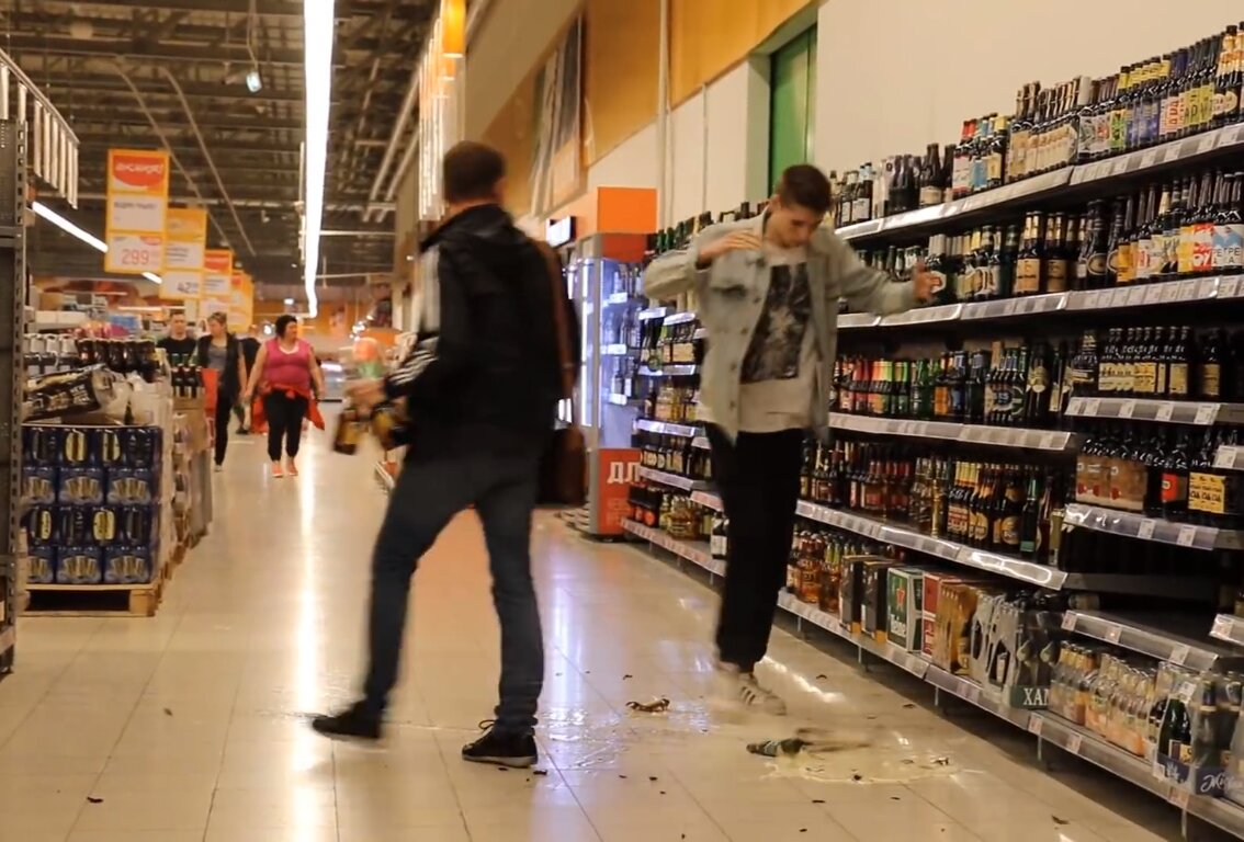 Надо ли платить за разбитую бутылку в магазине. Случайно разбил в магазине бутылку статья не должен платить. Нечаянно разбил бутылку в магазине. Уронил товар в магазине. Если разбил вещь в магазине.