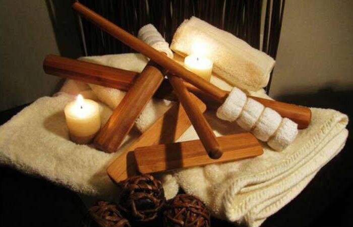 В ходе массажа применяются специальные бамбуковые палочки, наполовину заполненные зерном, они практически идеально соответствуют контурам тела и восстанавливают энергетический баланс.