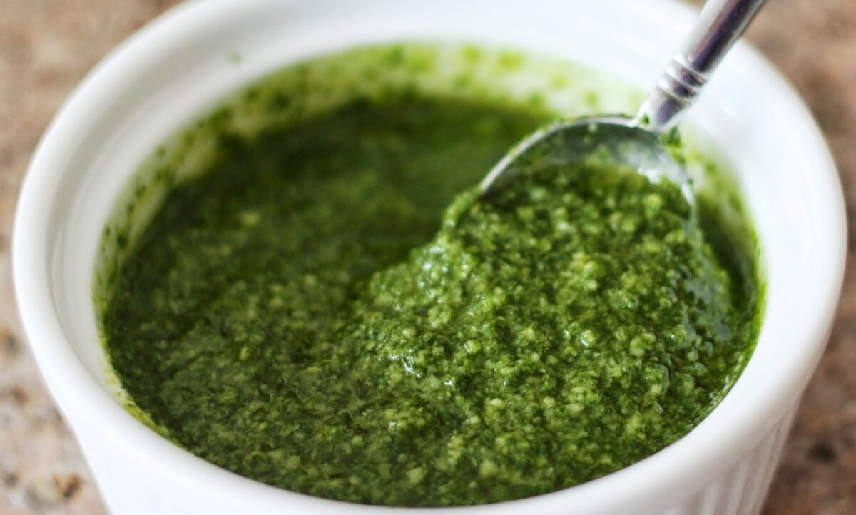 Мексиканский соус из петрушки и масла. Для настоящего чимичурри важно, чтобы соус был слегка комковатым. Соус чимичурри (аргентина). Чимичурри. Соус чимичурри фото.