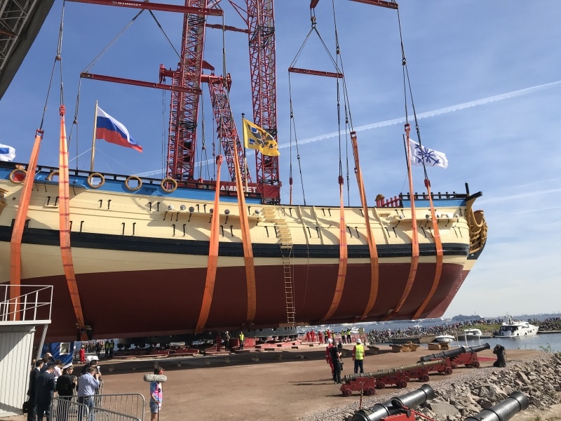 После завершения строительства и оснащения "Полтавы", корабль станет центром большого современного интерактивного музейного комплекса, посвященного морской̆ истории России. В этой связи, лидер ДПФ предложил подумать о создании на базе таких морских исторических центров при помощи современных цифровых технологий, ресурсов региональных, заводских, вузовских и военно-морских музеев, создающегося в Москве под эгидой Росморречфлота Музея морского и речного флота, общероссийского мультимедийного историко-просветительского проекта, который позволил бы поднять дело популяризации морского наследия и океанского будущего России на должную высоту.     
 Спуск на воду корабля "Полтава" / "Росморречфлот"
"Сегодняшнее событие - один из важных примеров удачных и самобытных проектов, двигающих вперед  развитие парусного спорта и яхтинга в России, державе речной, морской и океанской. Уверен, Петр Алексеевич был бы доволен организаторами этого события, которое стало прекрасным подарком и к 346-му дню рождения Петра Великого, которое ДПФ со всей морской общественностью будет традиционно отмечать по всей стране в конце первой декады июня",- подчеркнул Михаил Ненашев.