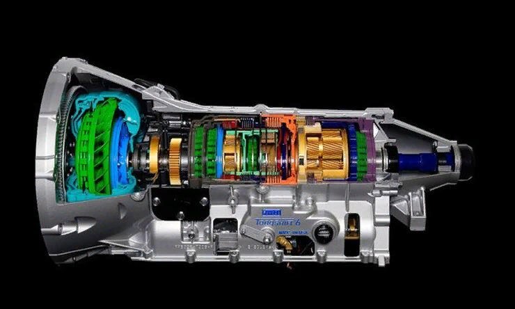 Тем более, что вышеупомянутая шестерня и «штырь» в АКП находятся под пренебрежимо малыми нагрузками. Совершенно иная ситуация складывается, когда машину паркуют на уклоне. Если в этом случае ограничиться «паркингом» и не пользоваться «ручником», вес машины, стремящейся скатиться вниз, будет удерживаться лишь механизмом в АКП. То есть, все время стоянки машины на систему шестеренка-стопор будет действовать немалая сила. Вряд ли это пойдет на пользу механизму КП. Логика подсказывает, что на заметном уклоне машину все же стоит ставить на «ручник». Да и в руководствах по эксплуатации к машинам автопроизводители рекомендуют пользоваться «ручником». 
Причем последовательность при парковке должна быть следующей: нажал на тормоз, затем затянул «ручник» и только после этого перевел селектор КП в положение «паркинг». Соответственно, при трогании с места последовательность такая: нажимаем на педаль тормоза, снимаемся с «ручника», переводим «коробку» в положение «D», отпускаем тормоз и едем. Таким образом мы приходим к выводу, что при стоянке на ровной поверхности машину вполне можно оставлять на «паркинге», без «ручника». А в случае парковки на уклоне «ручник» обязателен. Все так. Но, надо признать, не существует достоверных подтверждений, что «автоматы» на машинах разных марок выходят из строя именно из-за стоянок в режиме «Р»…