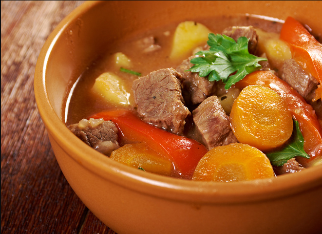 Ингредиенты: мясо - 500 гр, баклажаны - 2 шт, перец сладкий - 3 шт, морковь - 2 шт, лук репчатый - 2 шт, картофель - 9 шт, помидоры - 5 шт, зелень (укроп, мята, базилик). Специи: чеснок, имбирь, соль, перец острый молотый. 