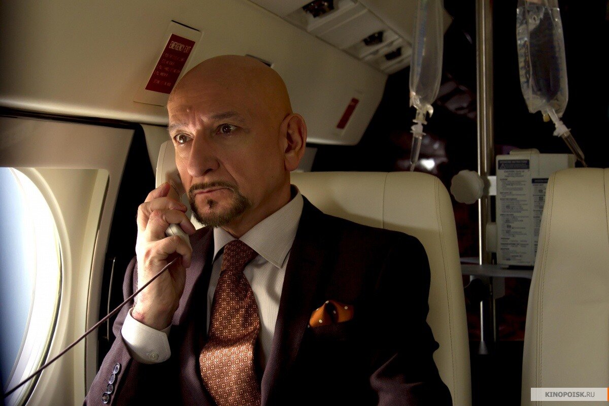 Судя по грустной физиономии дедушки и капельницам позади него, летать на бизнес-джетах  ему осталось недолго. 