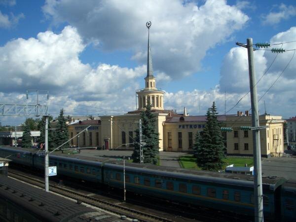 Сторона, направленная к ж/д поездам.