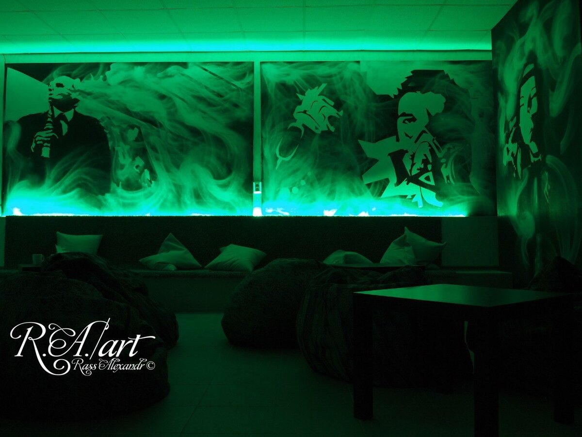 Я всегда любил краску: в детстве гуашь, когда был подростком, хулиганил с баллончиками краски, а когда вырос, начал этим зарабатывать. Нужно любить рисовать - это первое и основное вложение в данную нишу. Я начинал рисовать эскизы на обычных листах А4, бывало, то даже тату мастера их покупали, но и я по ним работал. Спрос на самом деле очень большой, если цены Вы ставите разумные. Обычно это 1000 рублей за квадратный метр, при мелкой (высокая детализация) работе 2-3 тысячи, если что-то подобное звездному небу и много переливов (легкая работа) 500-700 рублей за квадратный метр. Выполнив три-четыре работы со скидкой своим знакомым (будь то гараж, балкон или спальня) Вы получите хорошее портфолио. Но нужно не забывать о цене на краску, эта сумма приплюсовывается к заказу. Первое время я использовал только перчатки и малярный скотч, со временем докупил респираторы, компрессор и аэрограф (первый был китайский за 2 т.р. позже приобрел проф., за 8 т.р.). Закупать краску для ассортимента смысла нет, палитра подбирается индивидуально для каждой работы. Где искать клиентов? Кальянные, бары, кафе, тату студии, салоны красоты, детские садики, детские больницы и еще сотни заведений, кому понадобятся данные услуги. Сначала клиентов ищите Вы, потом они сами Вас будут искать, поэтому не забудьте подписывать свои работы, раздавать визитки и фотографировать.  На фотографии выше кальянная – это лишь одно изображение из четырех расписанных мной стен в данном заведении, белое изображение мы подсветили зеленой диодной лентой, что придало реалистичности дыму. Ниже будет фото автомобиля с Чеширским котом, во время работы. Я использую чаще всего баллончики для граффити при росписи стен, на автомобилях только аэрограф, но если плотно перейти на автомобили, понадобится краскопульт, полировочная машина и изучение основ лакокрасочного покрытия. Большим спросом пользуется меловая роспись, особенно в кофейнях, но я предпочитаю использовать меловые маркера (продаются в Леонардо), работа более аккуратная и не потечет от обычной воды, например, под дождем. Не раз просили разрисовать перманентным черным маркером даже белый автомобиль. После одной такой росписи покрыли машину лаком, и, да, он так уже года три катается. Если Вы любите рисовать, но проблема с финансами, это отличная идея поможет очень хорошо заработать! Работы на фото вверху статьи и внизу я сделал за день, а если быть точнее по 5-6 часов на каждую. Действуйте, всё в Ваших руках! 
