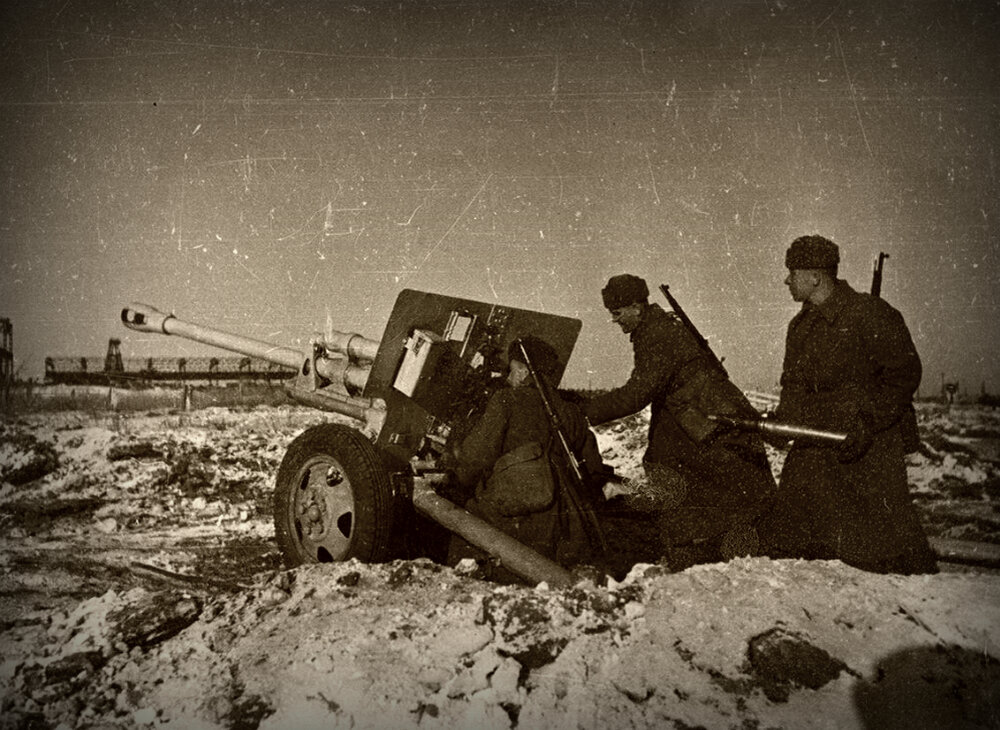 Расчет советской 76 мм дивизионной пушки ЗИС-3 на позиции