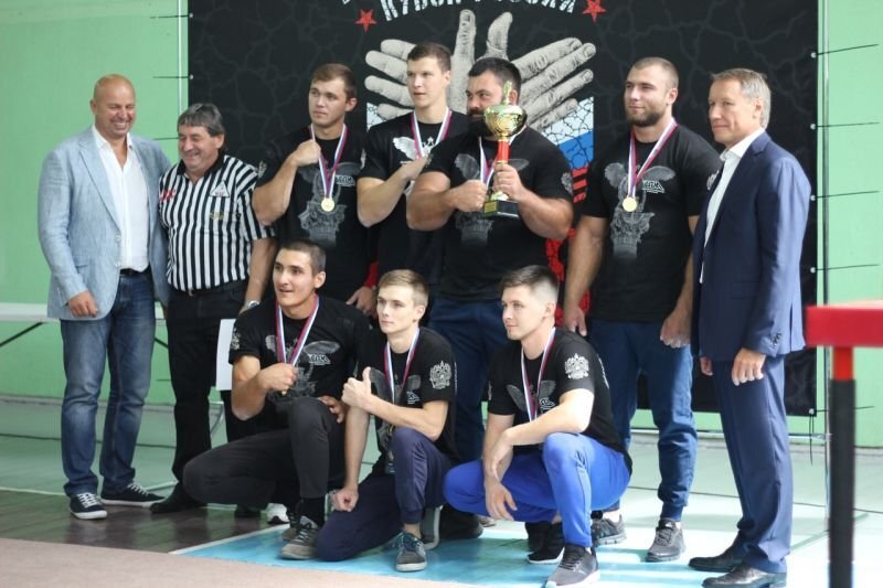 На фото - сборная Севастополя по армрестлингу - победители Кубка России-2018