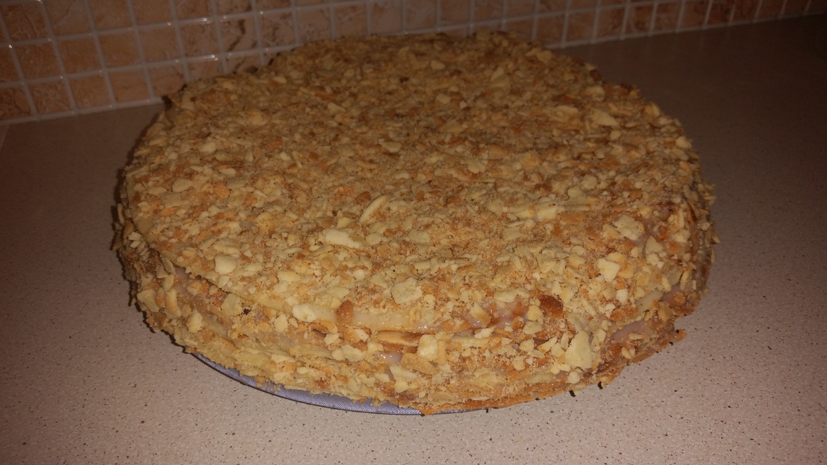 Можно украсить на свой вкус, например ягодами или фруктами, а можно просто обсыпать крошкой :) приятного аппетита!