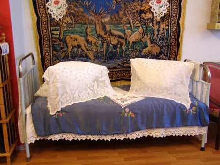 Хата сброшены на пол подушки. Старинная кровать с подушками. Деревенская кровать в старину. Деревенская кровать с подушками. Деревенская кровать с подзорами.