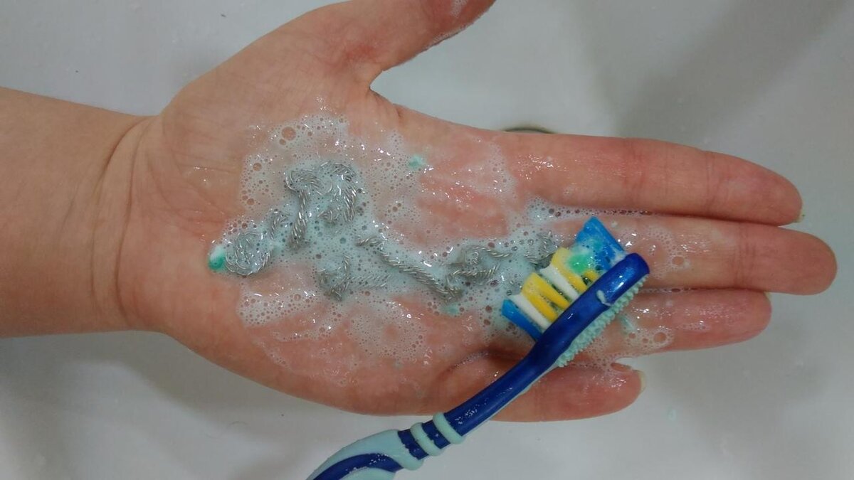 Зачем мазать пятки зубной пастой. Чистка серебра зубной пастой. Чистка серебра с помощью зубной пасты. Вымойте руки зубной пастой.