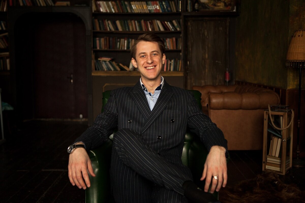 Это я в студии у моего друга, фотографа-фрилансера