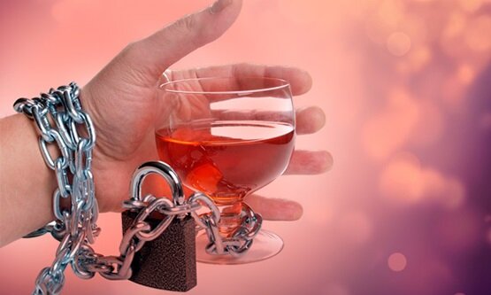 
Постоянное употребление алкоголя угнетает центральную нервную систему, снижает способность воспринимать раздражения, понижает чувствительность к боли, нарушает координацию движений.