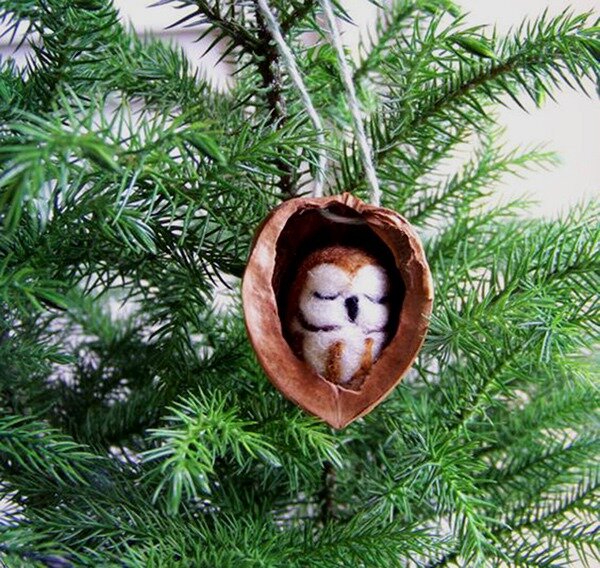 Сладкая часть ёлки может быть очень эффектной! Варианты крепления наших съедобных украшений могут быть различными. Мандарины можно крепить специальными прищепками для елочных игрушек или просто красивыми ленточками, которыми мы их перевязываем, крепим большой бантик и вешаем на елку. Так же ленточками обвязываем и яблоки, апельсины и гранаты.
Плитки шоколада обвязываем ленточками, шнурами и украшаем бантиками. Конфетки можно вешать поштучно, а можно сделать из них веселые и яркие бусы.
Прекрасные бусы получатся из мелкого мягкого зефира. Нанизав их на ниточки, получим имитацию снежков.
Крупный зефир обвязываем лентами или пропускаем ленту сквозь зефир и на нижний край ленты крепим бант, чтобы зефир не соскальзывал.
Фрукты можно при желании украсить рисунками с помощью белого корректора или трафарета и спрея (если конечно Вы не планируете в итоге их съесть, а если планируете, можно на фрукты наклеить новогодние наклейки).
Небольшой секрет: мандарины лучше немного подержать в помещении, чтоб они подсохли, и сорт лучше брать с плотной шкуркой. Это - на тот случай, если в мандарин планируется внедрять крепления для елочных игрушек.
Зефир так же необходимо подсушить в помещении, чтоб он не был слишком мягким.
А из мягкого зефира маршмеллоу еще можно соорудить забавных снеговичков.
И самое главное украшение нашей елки-имбирные печенья и пряники. Они могут быть какие угодно - сердечки, домики, человечки, зверюшки, но к елке этого года нужно и важно украсить петушками.
Если будете печь печенье сами, то не забудьте сделать отверстия для ленточек в заготовках перед выпечкой!
Воспользовавшись этими советами вы получите очень необычную ёлку, она будет уникальна, создаст уют и настоящее новогоднее сказочное настроение. А какой будет в доме стоять аромат!!! В процессе, конечно, будет съедено немало елочных украшений. Важно, чтобы не все украшения на елке были съедены до Нового года. 