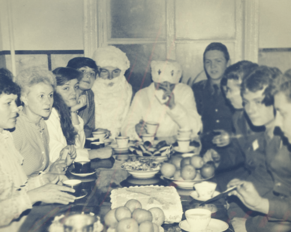 Фильтропункт, остров Шикотан 1985-1986. Личный состав поздравляет жён командиров. Столовая ФП.