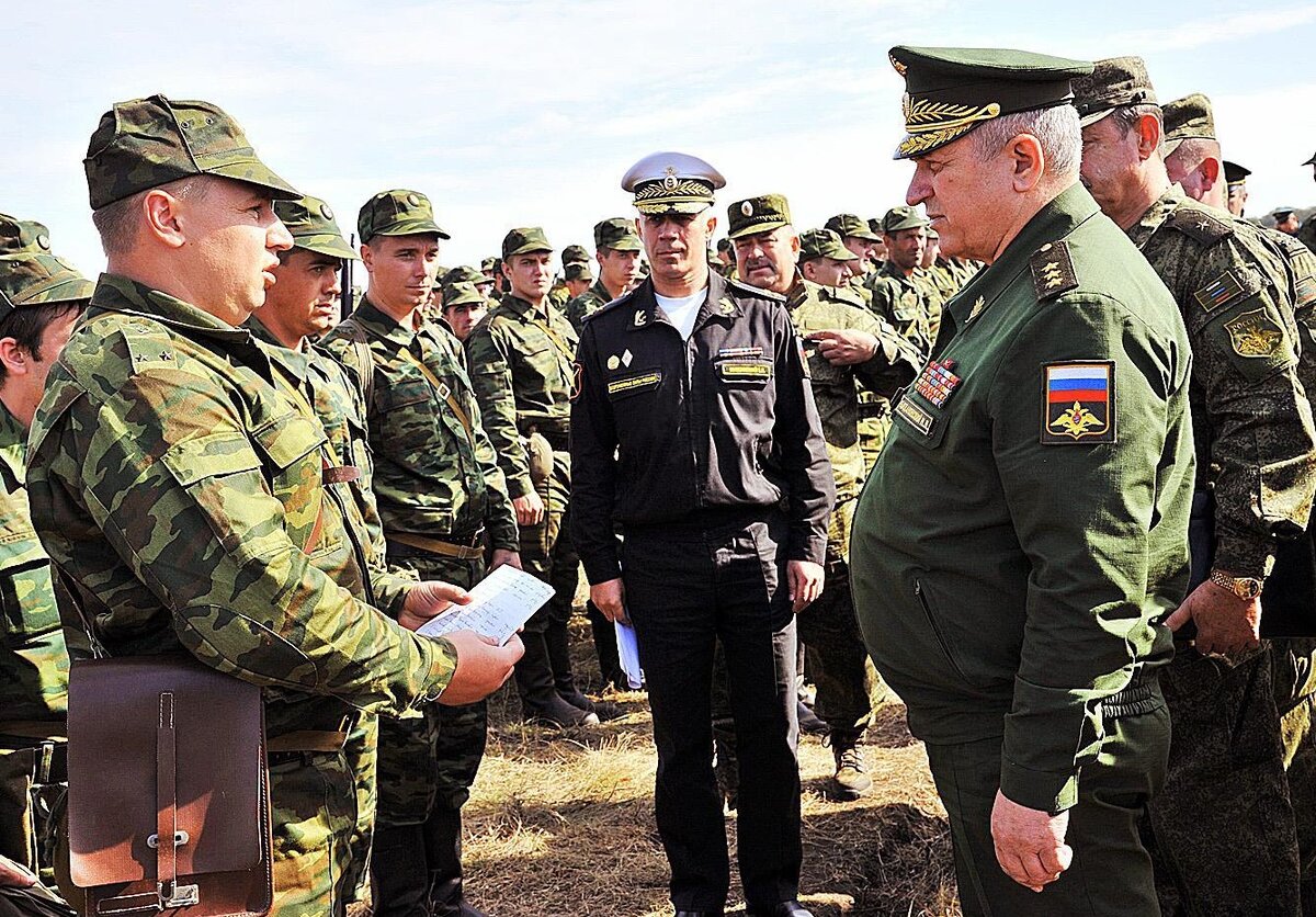 Военнослужащий командир. Военнослужащий и командир. Офицер Российской армии. Командир армии России. Командир армия РФ