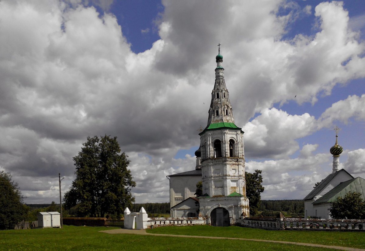 Падающая колокольня в Кидекше