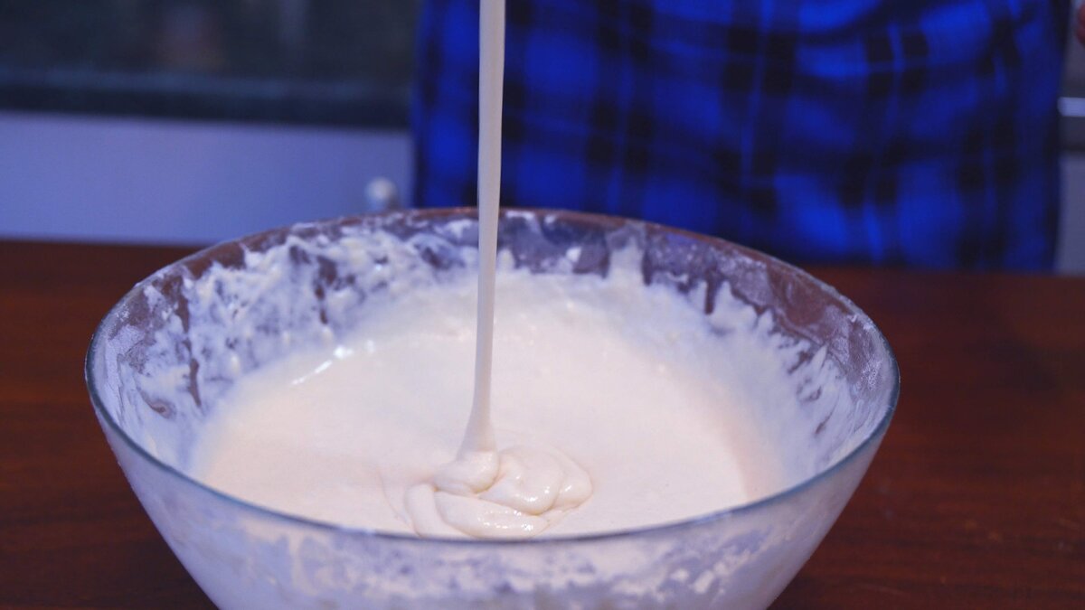 Перемешиваем все необходимые сухие ингредиенты, после чего добавляем растительное масло, кефир, яйцо. Хорошенько всё перемешиваем, а после даём настояться минут 20. 