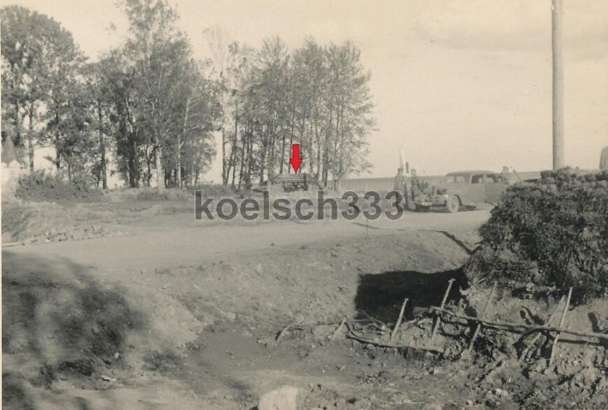 Общий вид, На дальнем плане ДЗОТ, справа тоже что-то похожее на одернованную огневую точку