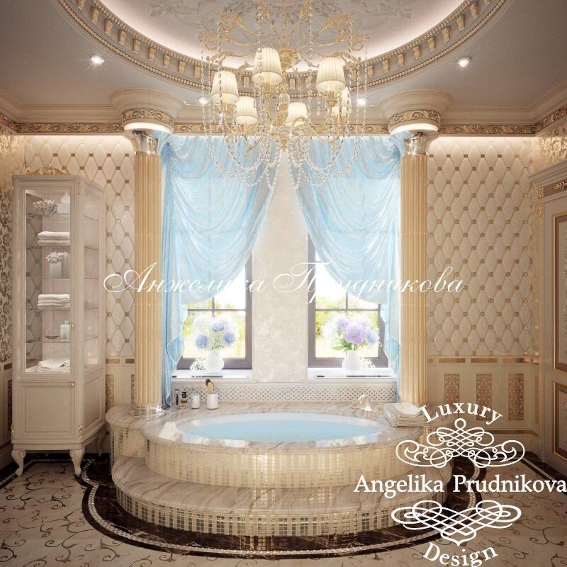 На фото: Классицизм в интерьере ванной комнаты с колоннами и подиумом