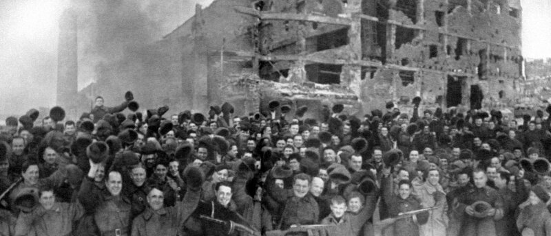 Советские солдаты ликую в День победы в Сталинградской битве. Фото: http://waralbum.ru