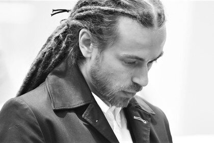 
 О смерти Децла также сообщается на его официальной странице ВКонтакте. 
Как сообщил газете «Известия» концертный директор музыканта Павел Беленец, по предварительным данным, Толмацкий скончался от остановки сердца. «Сегодня ночью он выступал в Ижевске. После выступления пошел в гримерку, через несколько минут ему стало плохо, — цитирует издание ТАСС. — Предварительная информация — у него произошла остановка сердца, и он умер».

Кирилл Толмацкий — бывший участник коллектива «Bad B. Альянс». В его дискографии восемь студийных альбомов. Децл исполнил такие хиты, как «Вечеринка», «Слезы», «Письмо» и «Для тебя». Он окончил московскую Британскую международную школу, учился в Швейцарии. Свой дебютный трек «Пятница» рэпер записал с помощью отца, музыкального продюсера Александра Яковлевича, который продюсировал Децла в дальнейшем.

Музыканту было 35 лет. У него остались жена и сын.