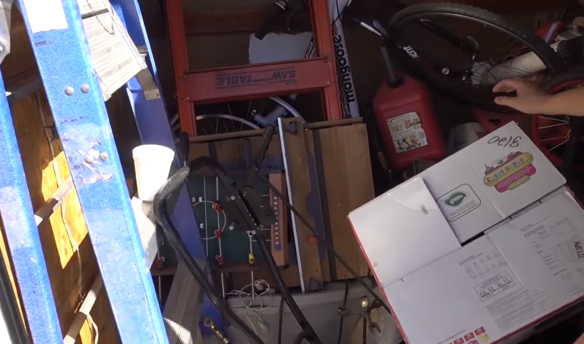 Первое на что обратили внимание при покупке гаража - велосипед и коробка.