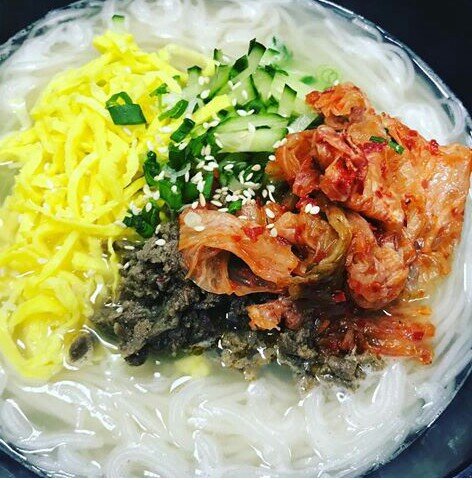 Её можно кушать как в холодном,  так и в горячем виде. Я больше предпочитаю в горячем. Готовить ее очень просто, мне кажется,  даже самой не умелой хозяйке это будет под силу. Когда я была маленькая, моя бабушка для этого блюда самостоятельно делала лапшу. Делала тесто, нарезала его и сушила. На каждый большой праздник она была на столе. Сейчас редко кто готовит лапшу самостоятельно. Все продается в магазине. Бульон к  кук - се варят отдельно. Он может быть из мяса говядины или свинины, и не важно будет это мякоть или например ребра. На любой вкус. Когда я хочу быстрей, то варю его на тушенке. И поверьте,  получается не чем не хуже чем на мясе. В бульон добавляют лук, соевый соус и перец. Отдельно варят лапшу, кидают её в кипящую воду. Важно не переварить её, она очень быстро варится, буквально несколько минут, и скидывают с начало на дуршлаг,  а потом в холодную воду. Скручивают на порции и складывают в дуршлаг стекать. Не мало, важную роль играют закуски-заправки. Очень часто это острые огурцы, лепешка из яиц и муки, и соевый соус с чесноком, луком и красным перцем. И можно собирать блюдо, кладем в тарелку порцию лапши, заливаем бульоном, пару ложечек соевого соуса, ложечку огурцов и жменьку тонко порезанной яичной лепешки. Вот и все. Приятного аппетита!