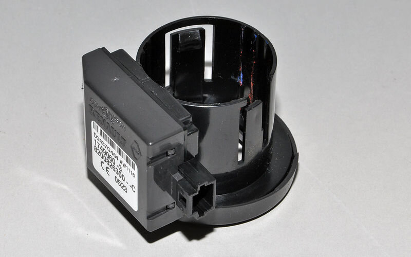 Рамка и блок иммобилайзера автомобиля Renault Duster.