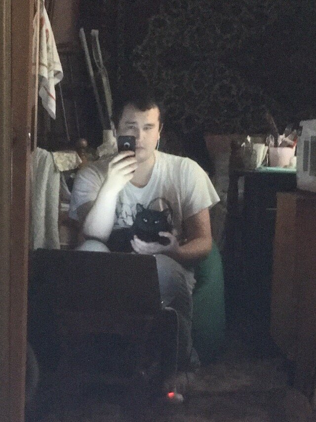 автор и кот, в "рабочем кабинете"