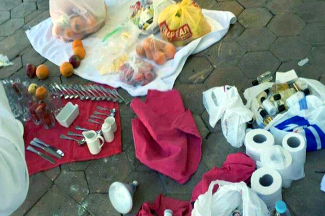 На фото: все вещи украдены семейной парой из отеля в Турции