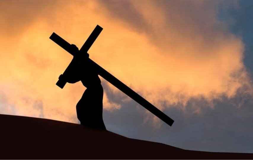 Каждый несёт свой крест в одиночку. Тяжкий крест. Крест отцовской несуразности. В детстве я ненавидела утренники. Тяжкий крест отцовской несуразности.