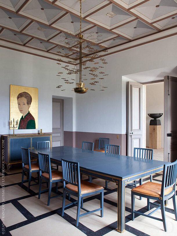 Замок декоратора Пьера Йовановича в Провансе. Нажмите на фото, чтобы посмотреть все интерьеры замка. https://admagazine.ru/inter/41776_zamok-xvii-veka-v-provanse.php