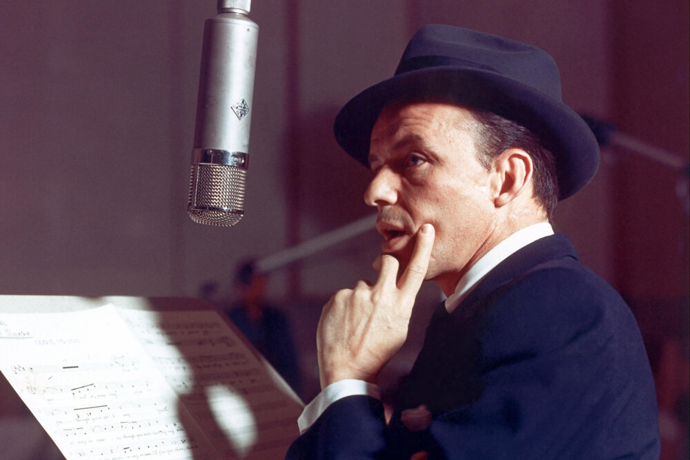 Фрэнк Синатра - американский певец, актёр, кинорежиссёр, продюсер и шоумен. Одиннадцать раз становился лауреатом премии «Грэмми».