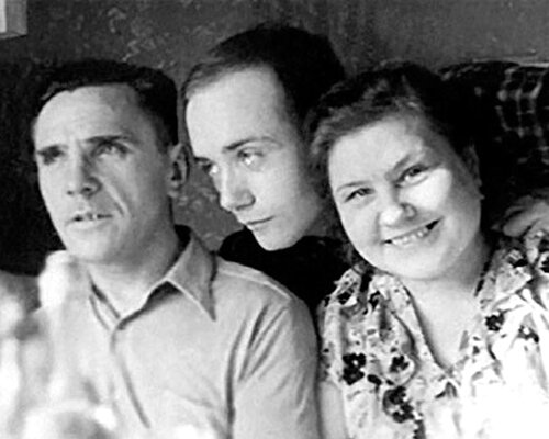 Леонид Куравлев в юности с родителями