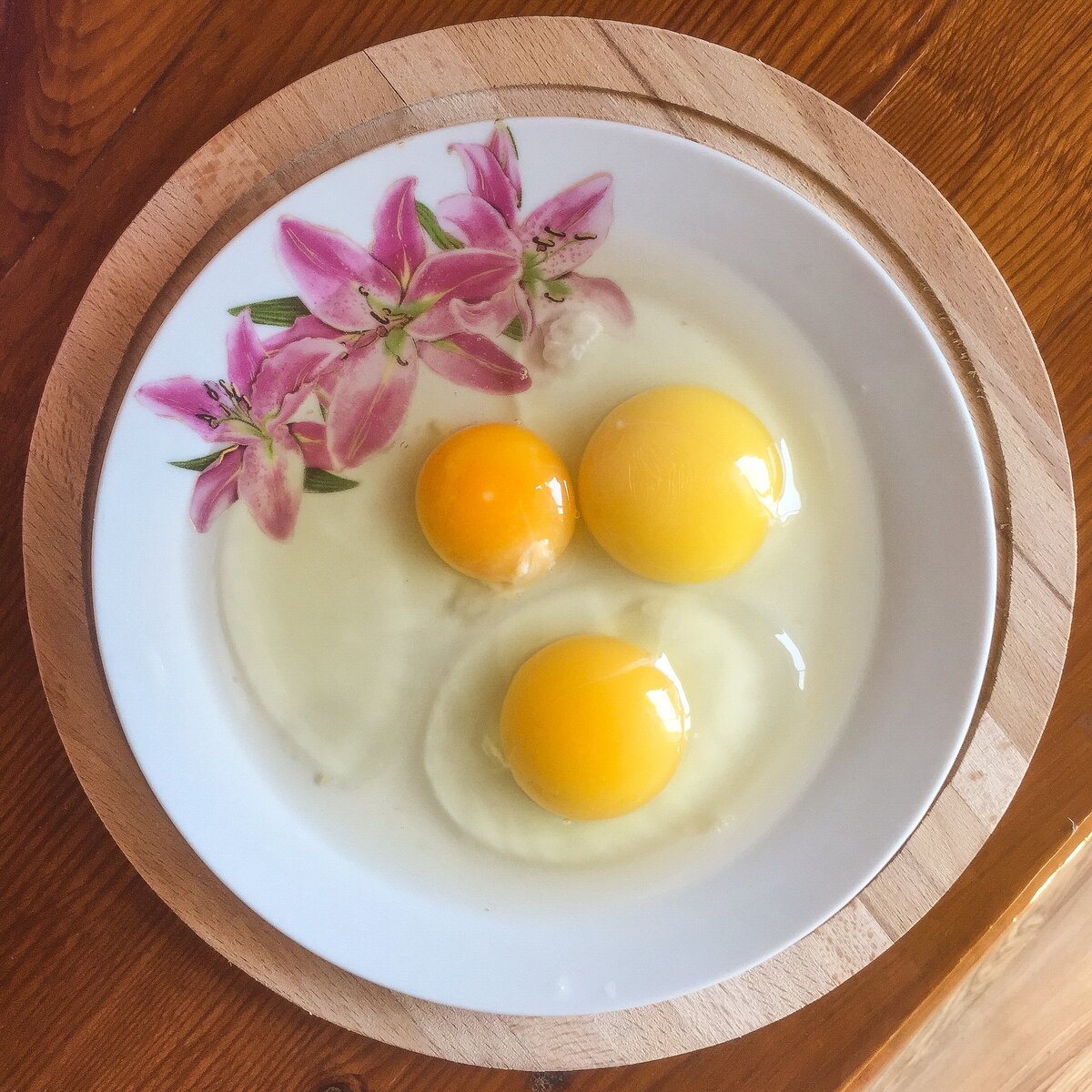 Фото не передает реального контраста желтков. Сегодня уже неделя, и желток стал ещё насыщеннее. На фото - прогресс в течение ~ 4 дней. Труда очень много, но результат очевиден.