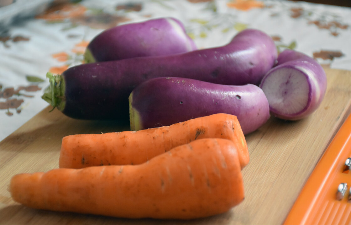 Неочищенный дайкон и морковь