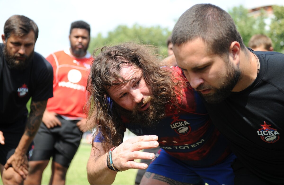 Кастроджованни объясняет игровые моменты на тренировке регбийного клуба ЦСКА