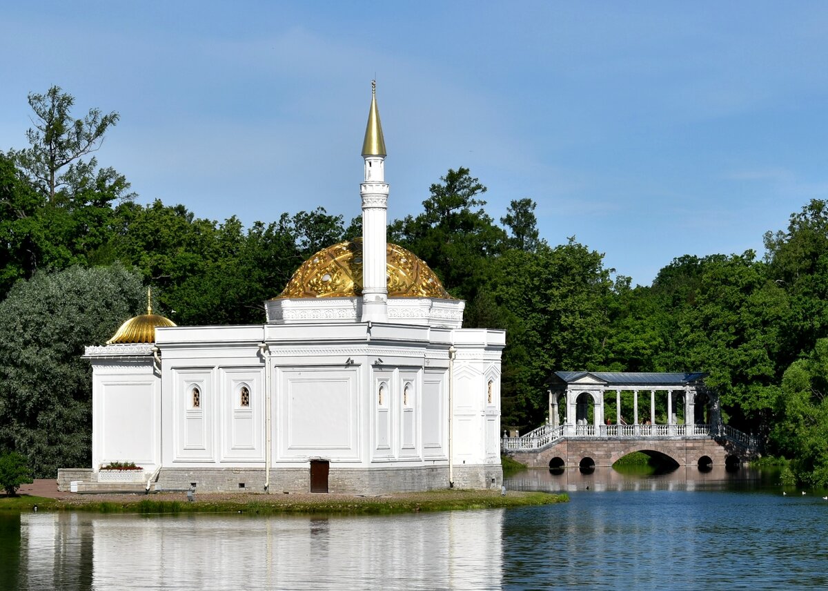 Турецкая баня и Мраморный мост вдали