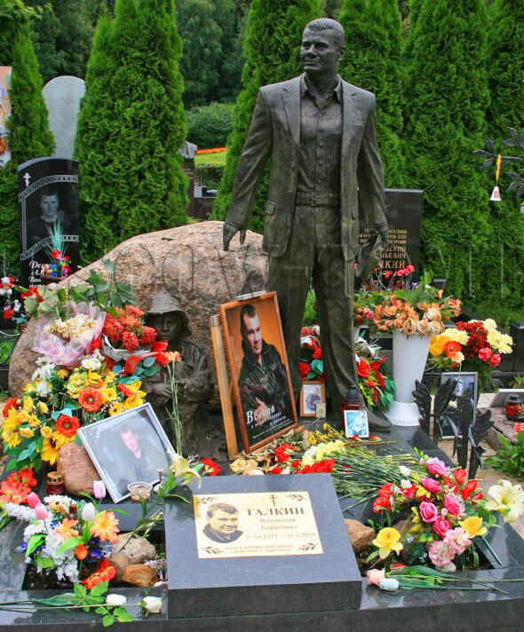 Как выглядит могила неожиданно умершего Влада Галкина? Знаменитости с фото и вид