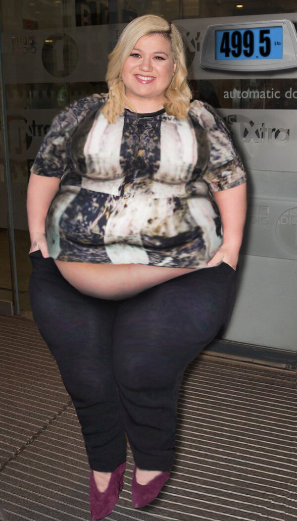 За спиной вид сзади фото молодой женщины, держащей толстые складки на спине