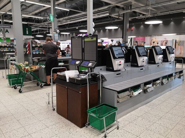 Есть и кассы самообслуживания.