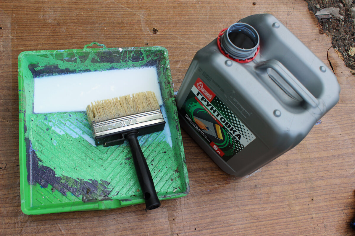 Натюрморт с грунтовкой, кистью и ванночкой.