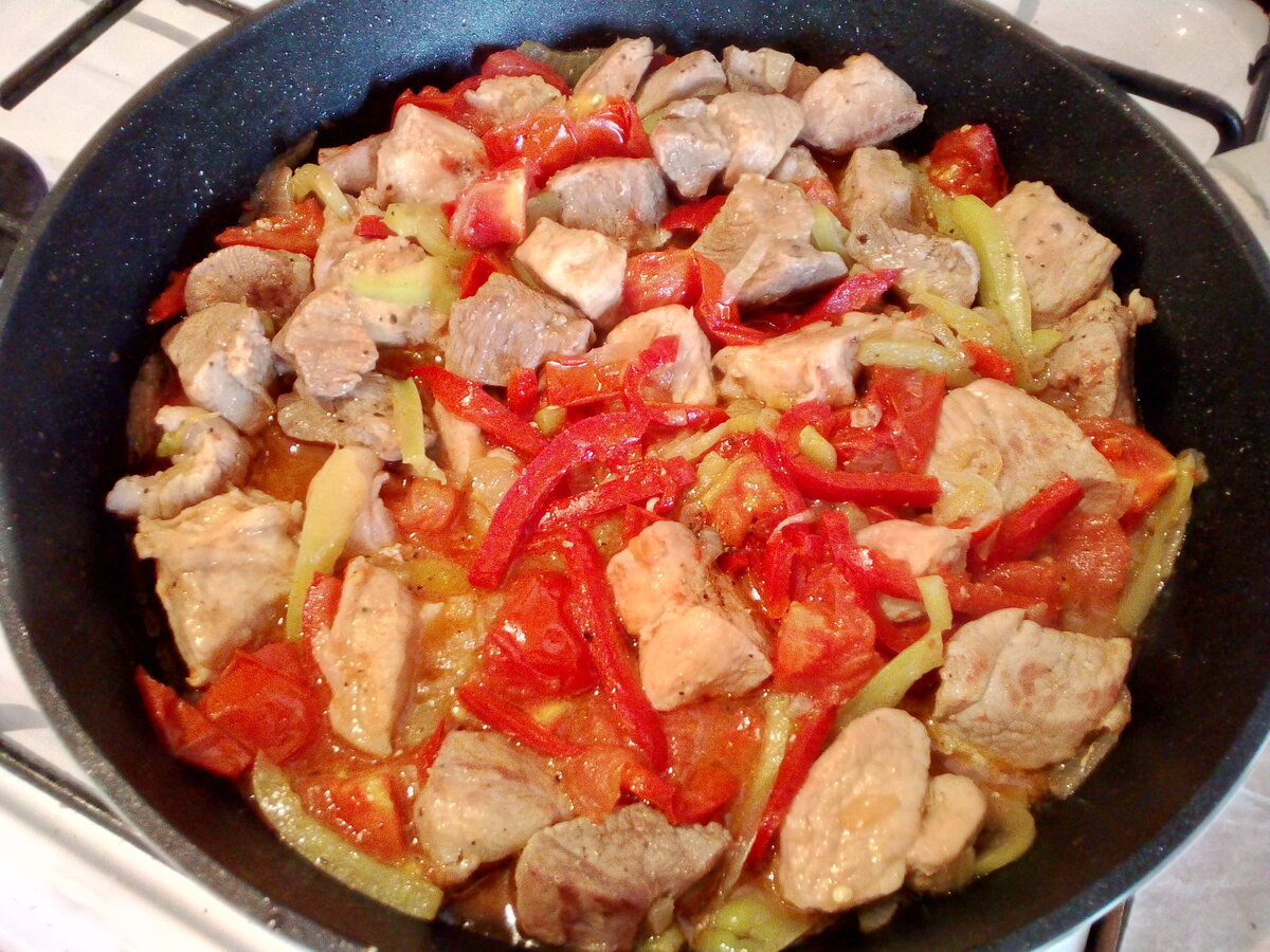 Очень вкусный, ароматный картофельный суп с свининой и овощами.