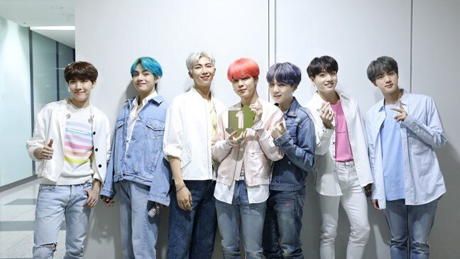 BTS - самая популярная корейская группа. Бойзбэнды (группы из привлекательных молодых людей) - идеальная история для создания фанатских сообществ девушек - подростков.