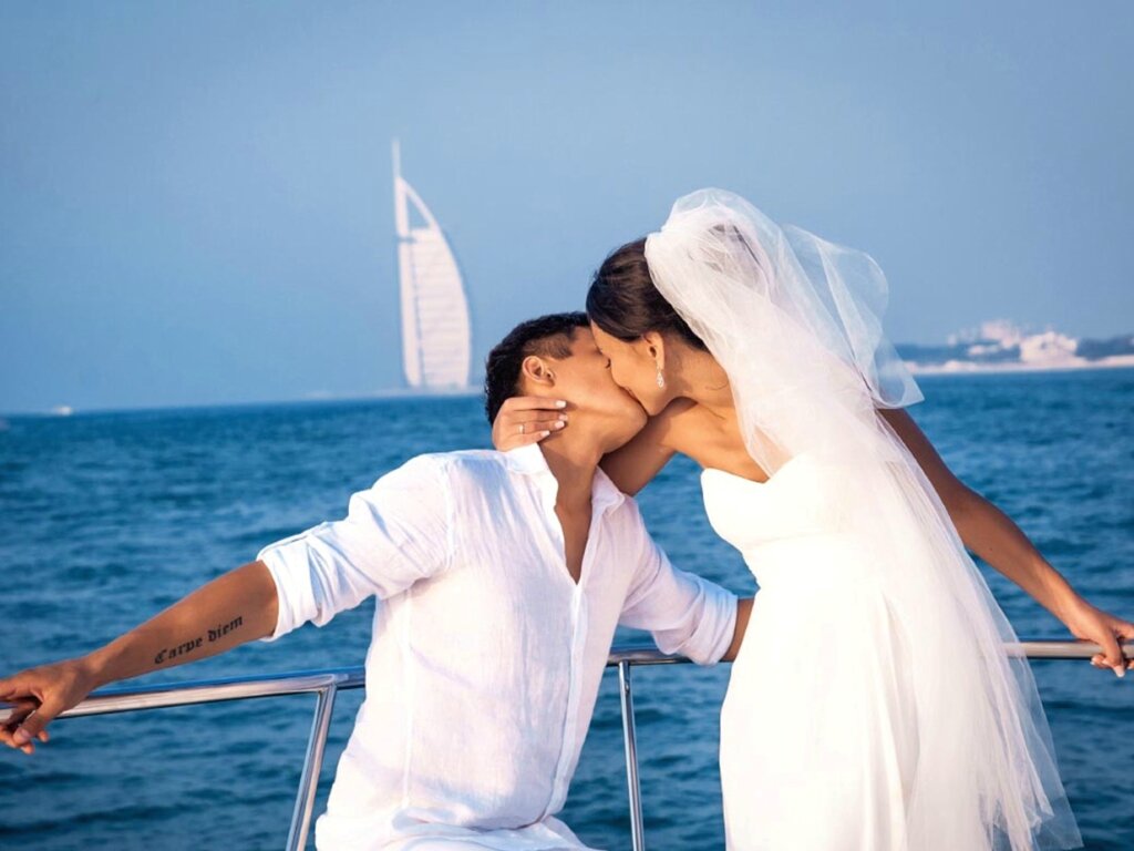 Счастье замужества. Свадебная фотосессия на яхте. Свадьба на море. Невеста на яхте. Свадебная фотосессия в Дубае.