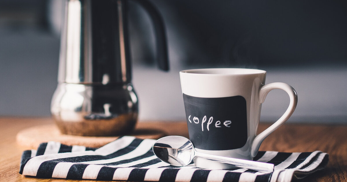 Есть у меня товарищ на работе, которого я сначала осуждал, а позже стал ему завидовать. По-хорошему завидовать. 
На майские праздники поехали на природу всем коллективом. Тот самый товарищ (ладно уж… назовём его Денисом) случайно роняет в реку телефон. Я начинаю переживать за него, за его телефон, спрашиваю о стоимости гаджета. Денис лишь рукой махнул: "Да-а-а-а-а-а и ладно, всё равно я новый хотел".Потом просидели на работе 2 дня без чайника. Мы все плотно сидим на кофе. Оказалось, что даже очень плотно сидим. Настоящая ломка без кофе у меня началась. Денис тоже был не в своей тарелке эти два дня. Но после того, как у нас в офисе снова появился электрический чайник, все словно наверстать недополученный кофеин хотели, но только не Денис. Он за эти два дня слез с кофе. 
Ещё один показательный пример: в декабре 2015 года все как на иголках сидели, когда курс доллара, но только не Денис — он сидел на попе ровно. И пока все скупали бытовую технику и успокоительное, Денис читал книжки и смотрел мультсериал "Черепашки-ниндзя".

Этот тридцатипятилетний дядька в момент всеобщей беготни больше похож на умиротворённого слона, постигшего дзен.

Часто меня его пофигизм выводит из себя, но иногда именно здоровое самообладание Дениса наталкивает на мысль: "А чего суетиться и переживать о том, на что мы никак не можем повлиять!"