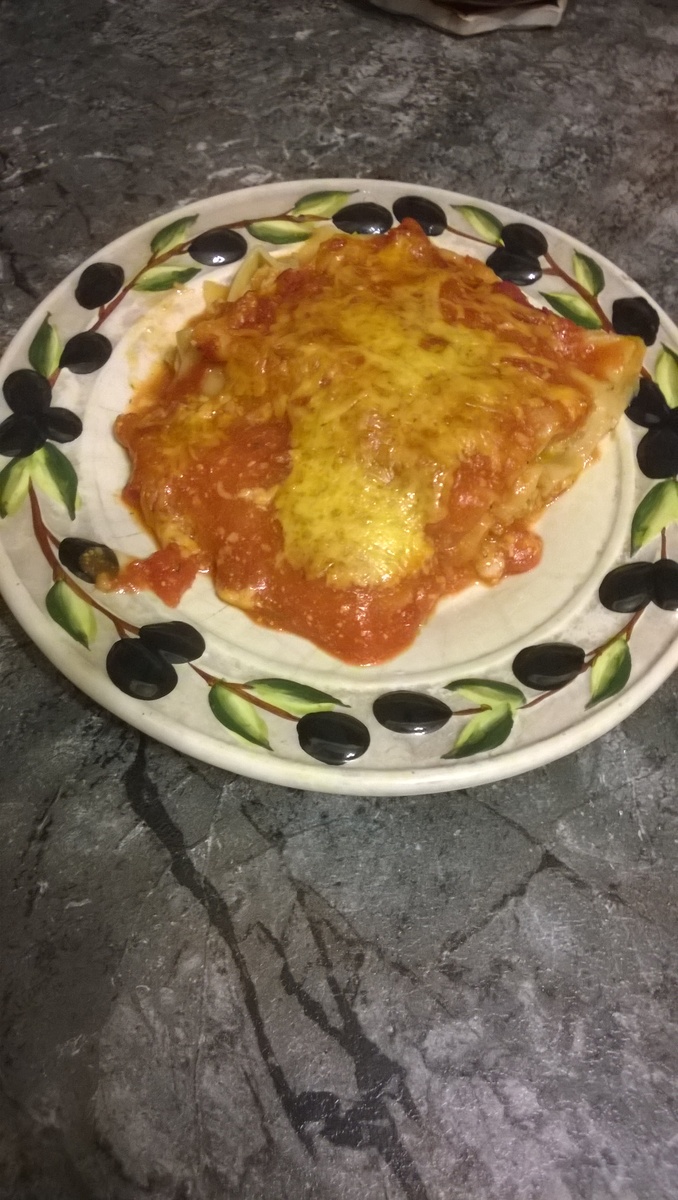 1.Разогреть масло в кастрюле. Добавить лук и готовить 5 минут. Добавить мясной фарш постоянно помешивая готовить 5 минут. Добавьте чеснок, мякоть помидоров, специи. Довести до кипения, уменьшить огонь и тушить 20 минут.  2.Растопить сливочное масло на малом огне. Добавить муку и тщательно перемешать. Влить немного молока, перемешать, не допуская комков. Влить оставшееся молоко, перемешать. Постоянно помешивая, уменьшить огонь и кипятить 2 минуты. Снять соус с огня, вмешать сыр, потереть немного мускатного ореха. 
3.Выложить мясную смесь на дно формы. накрыть листами лазаньи, затем, еще мясного соуса, немного сливочно-сырного соуса и следующий слой лазаньи. Повторяйте слои, пока не закончится мясная смесь. Сырный соус выложите сверху. 
4.Запекать лазанью в разогретой до 180 градусов духовке в течении 35-40 минут или в сковороде под  крышкой на медленном огне.
